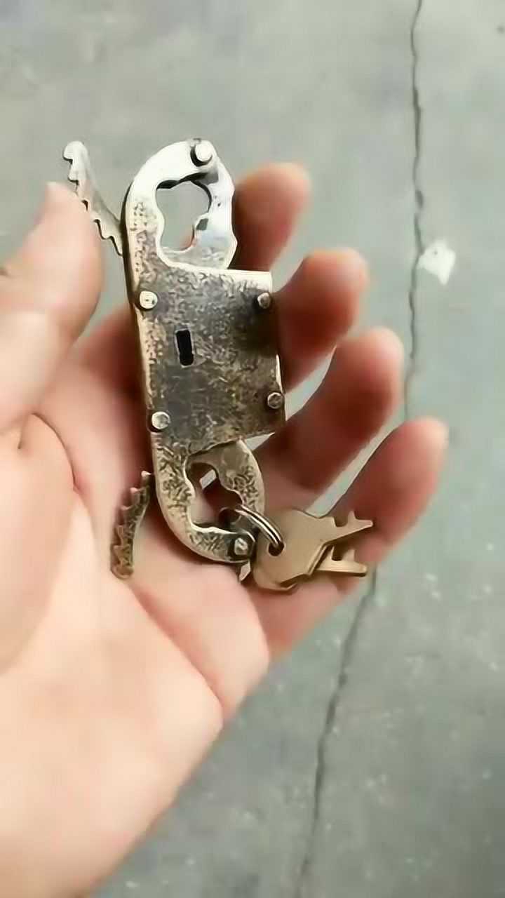 下乡收破烂收到了一个古代的手铐真是令我开眼了