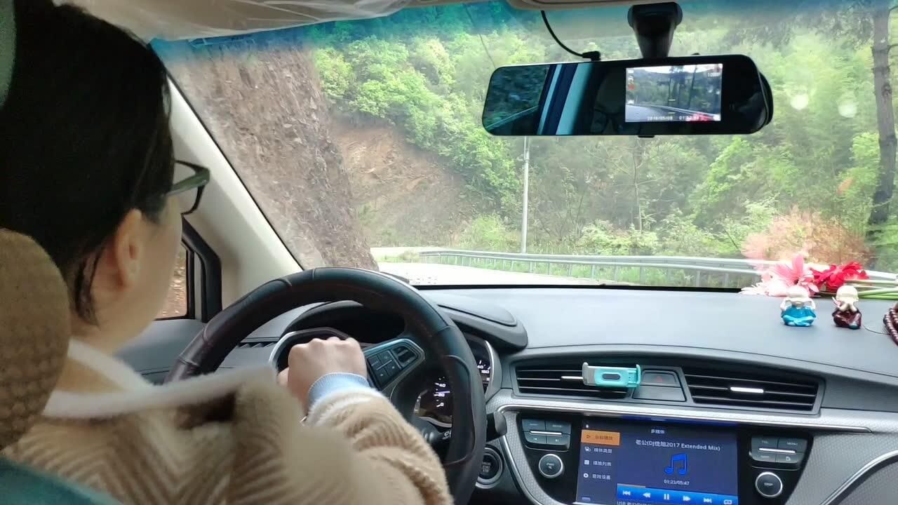 女司机 第一次开车经过陡峭山路,吓得全身冒汗,太危险了!