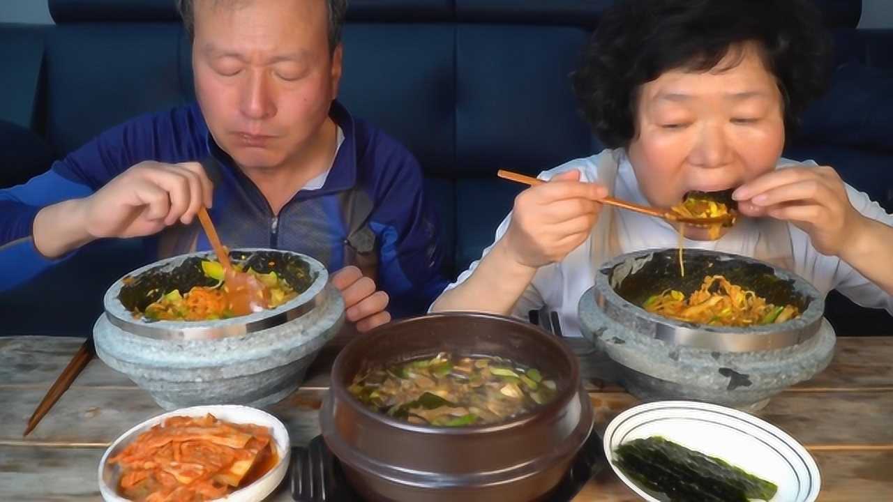 韩国兴森一家三口吃播:品尝石锅拌饭,配上泡菜和海苔一起吃,画面太