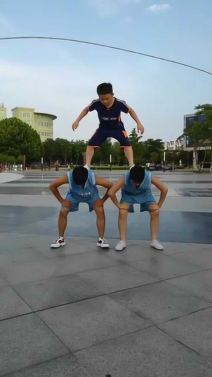 这种姿势的三人同时跳绳你见过吗