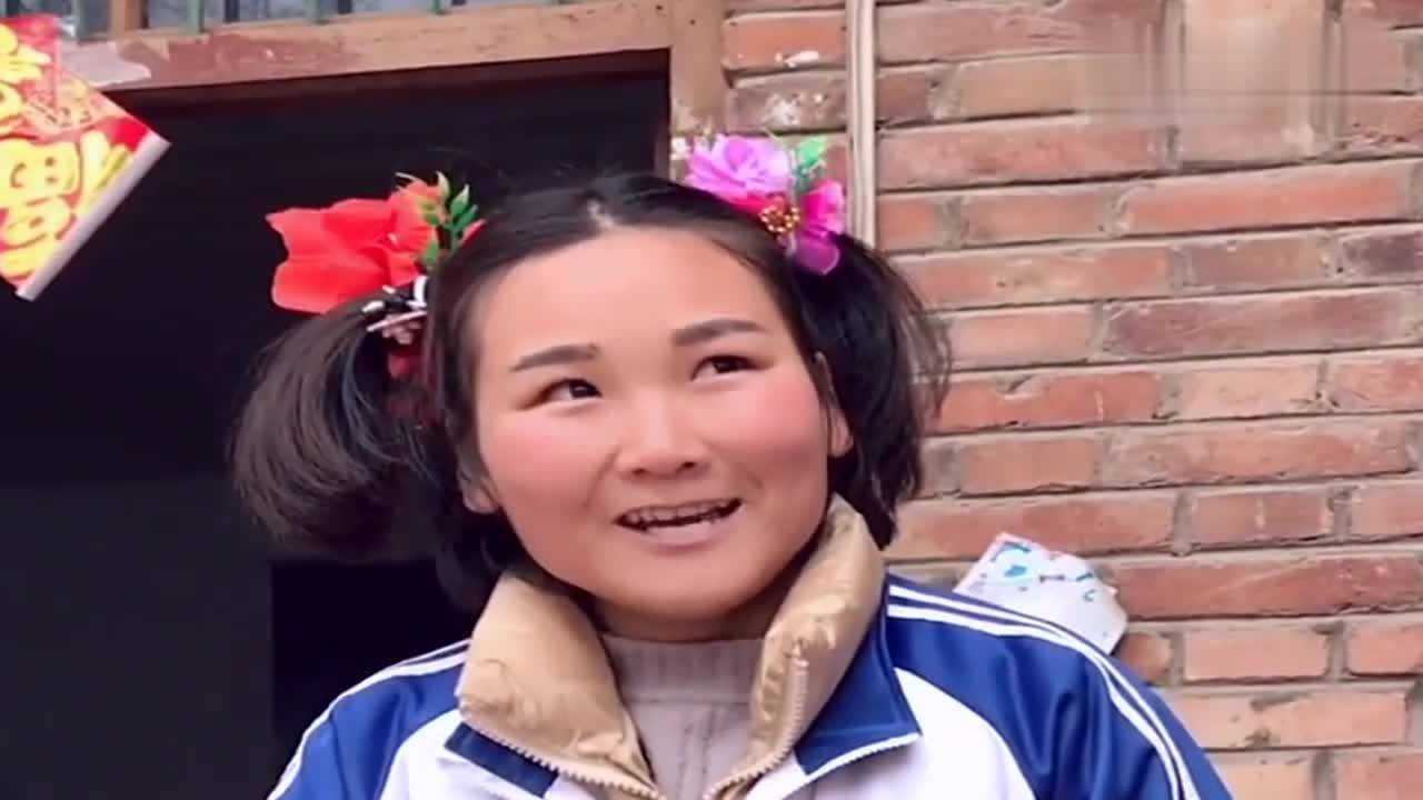 农村爆笑傻妞怕别人吃她苹果,傻妞竟然上损招,真是傻人有傻招!
