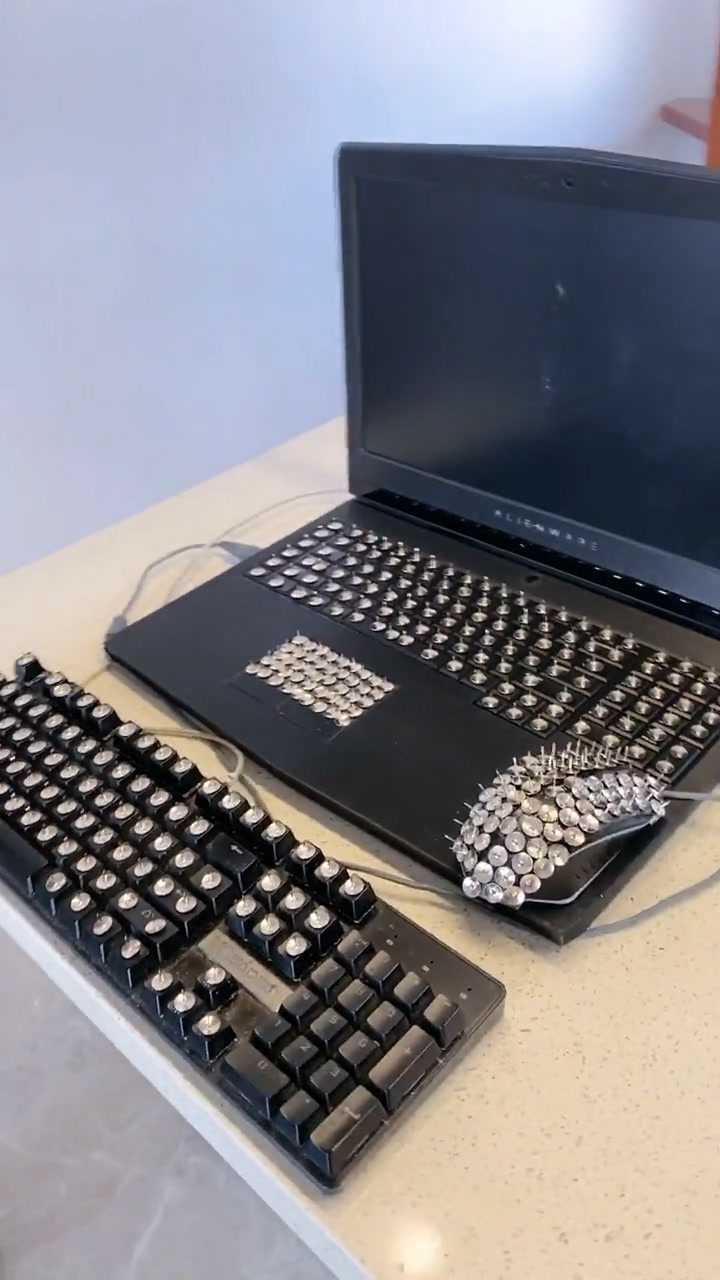 让你天天玩游戏 键盘鼠标都贴上图钉 哼!