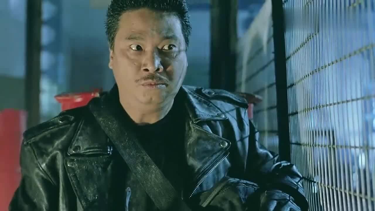 对方火力这么厉害达叔的枪是劣质的背手榴弹居然装成三明治