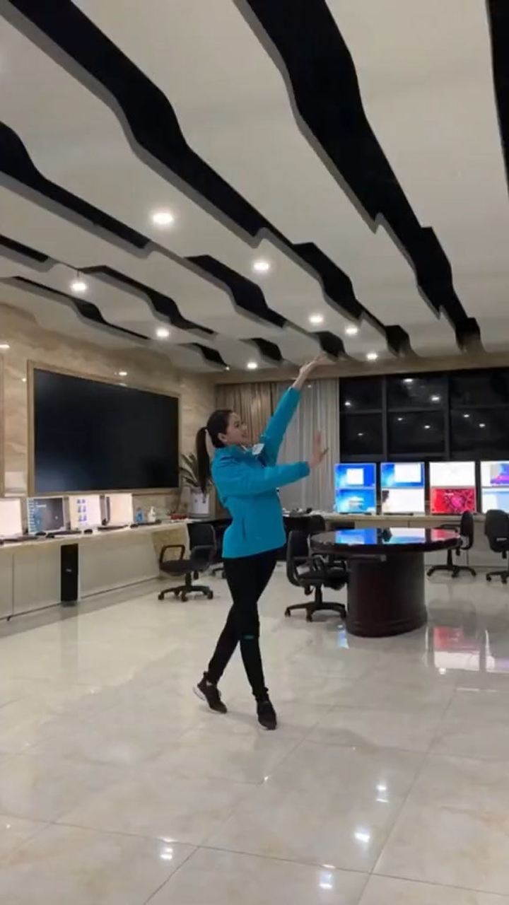 广场舞时间到三沙卫视主持人刘思宇带来一支优美的舞蹈快来pick我们