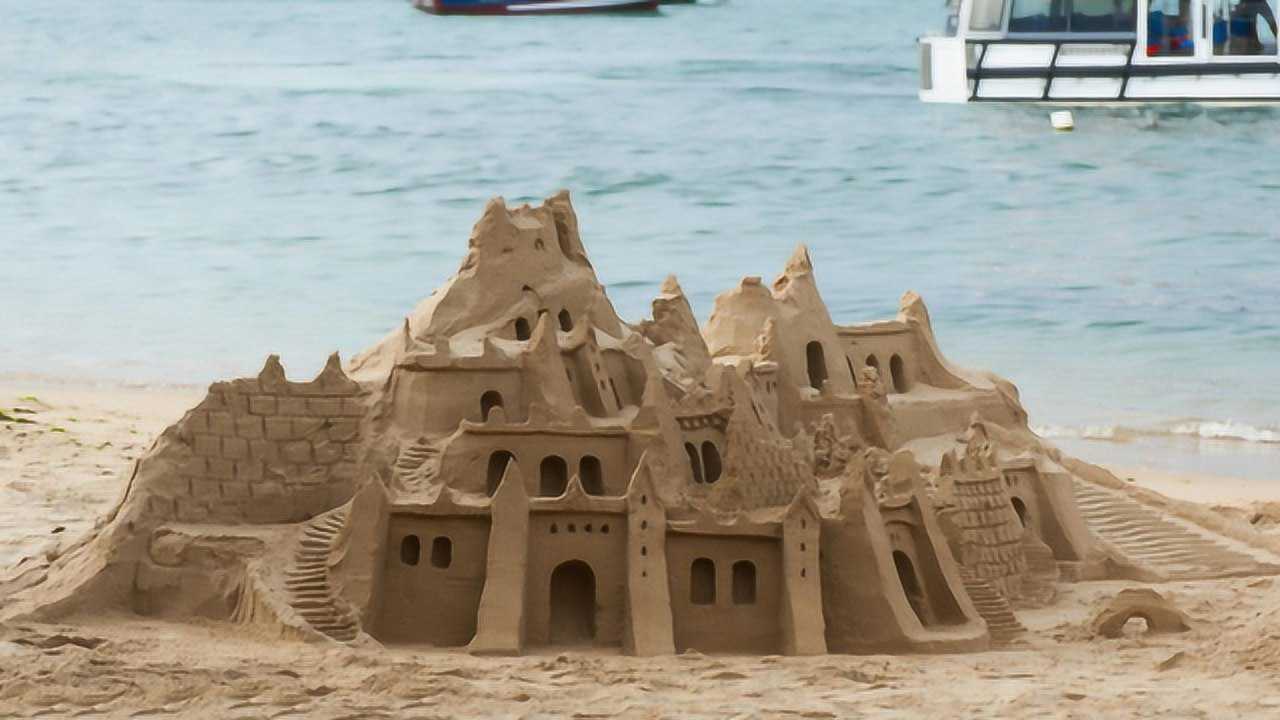 他自封国王20年,用沙子做了3平米的城堡,全国只有他一个人