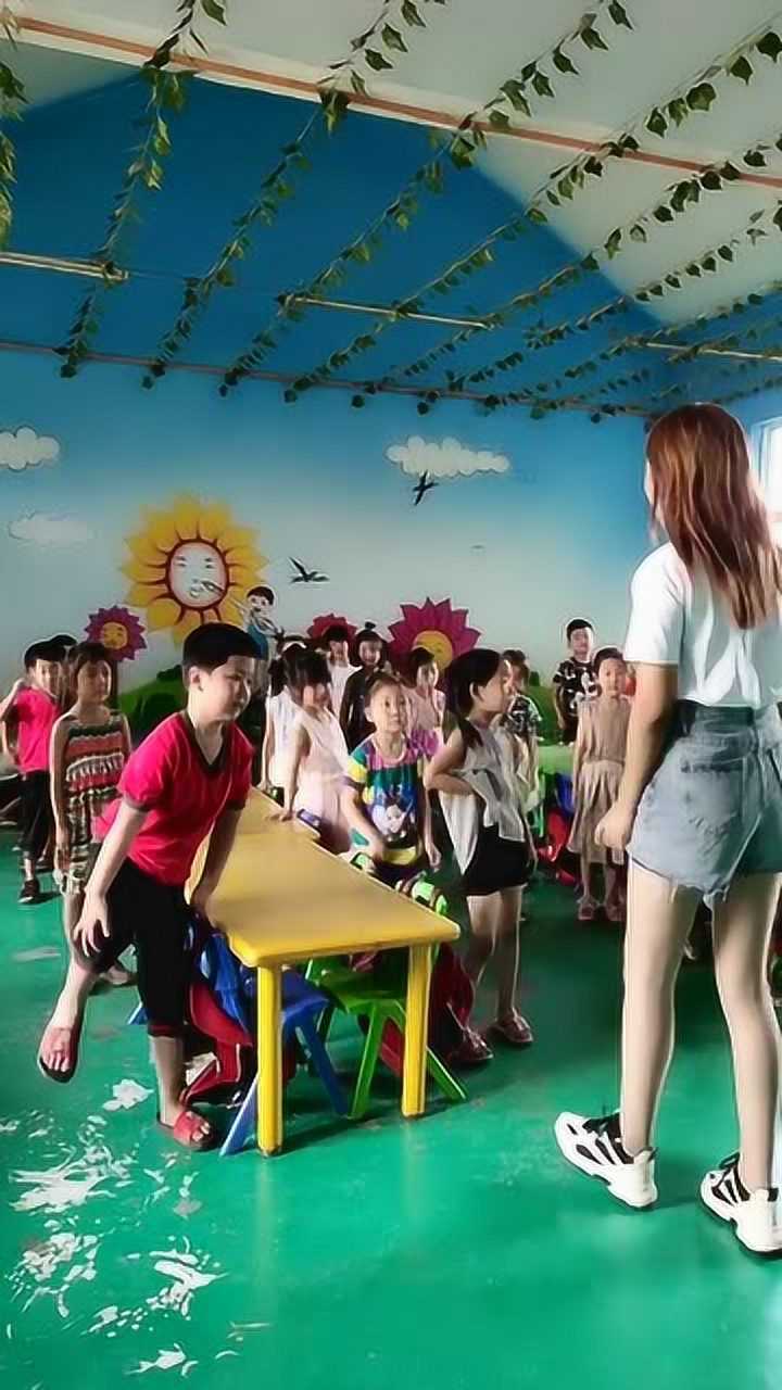 幼师小姐姐教小朋友们跳网红舞,音乐响起来的瞬间,不淡定了!