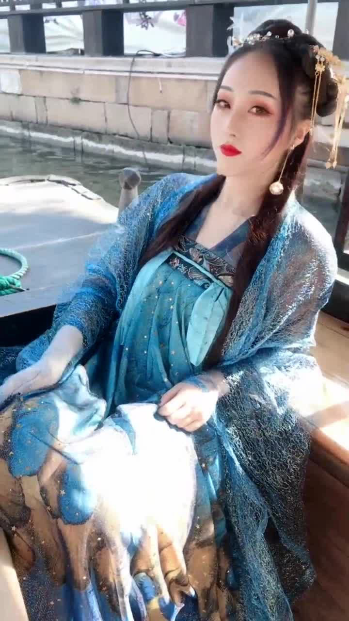 美女一身古装游湖,好似古代千金,太惊艳了_高清1080P在线观看平台_腾讯视频