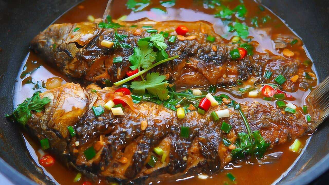 酱焖鲫鱼最简单好吃的做法鱼肉鲜嫩香味浓郁跟饭店的一个味