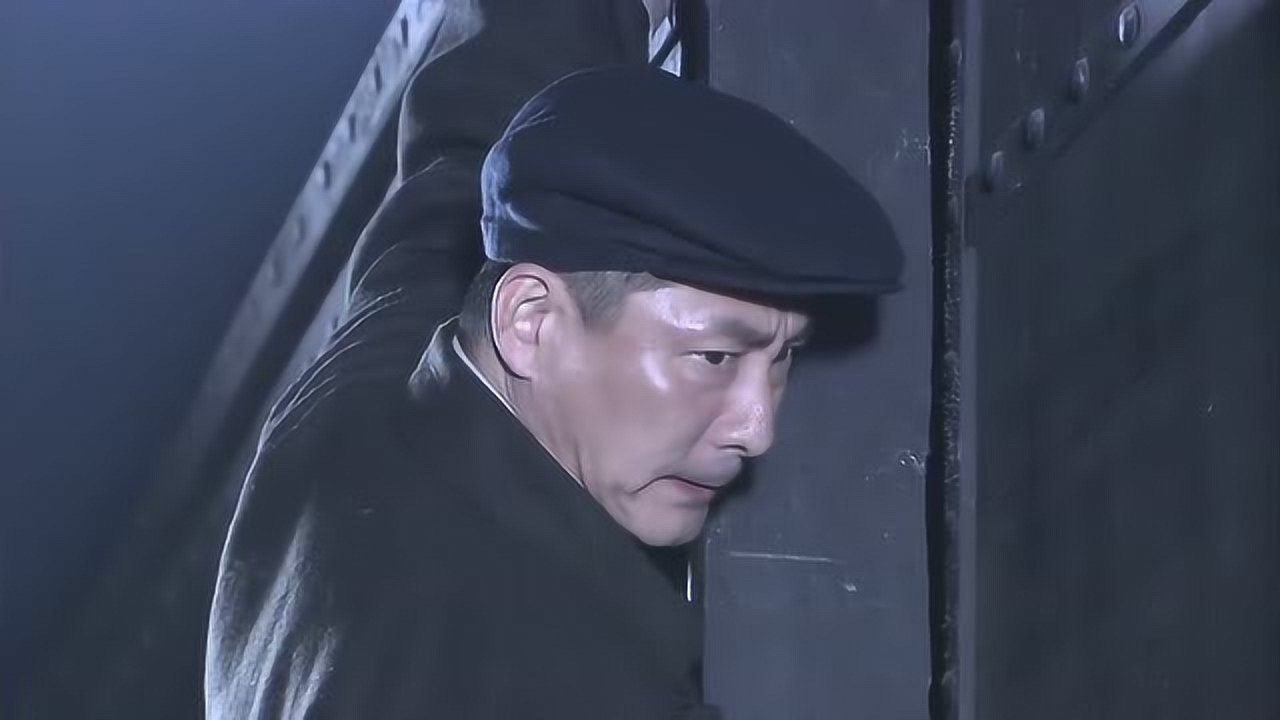 真不愧是大队长,刘洪仅凭一把剪刀,剪开鬼子火车的铁锁