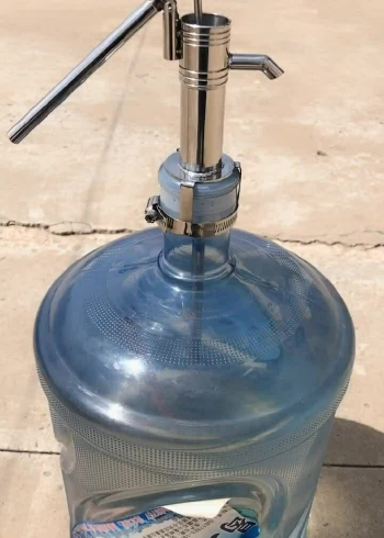 今天我用废弃的铁皮做了一个不锈钢压水井,简单方便