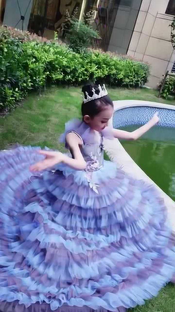 童模宋小睿穿蓬蓬裙拍照一个动作就看出舞蹈功底有多深