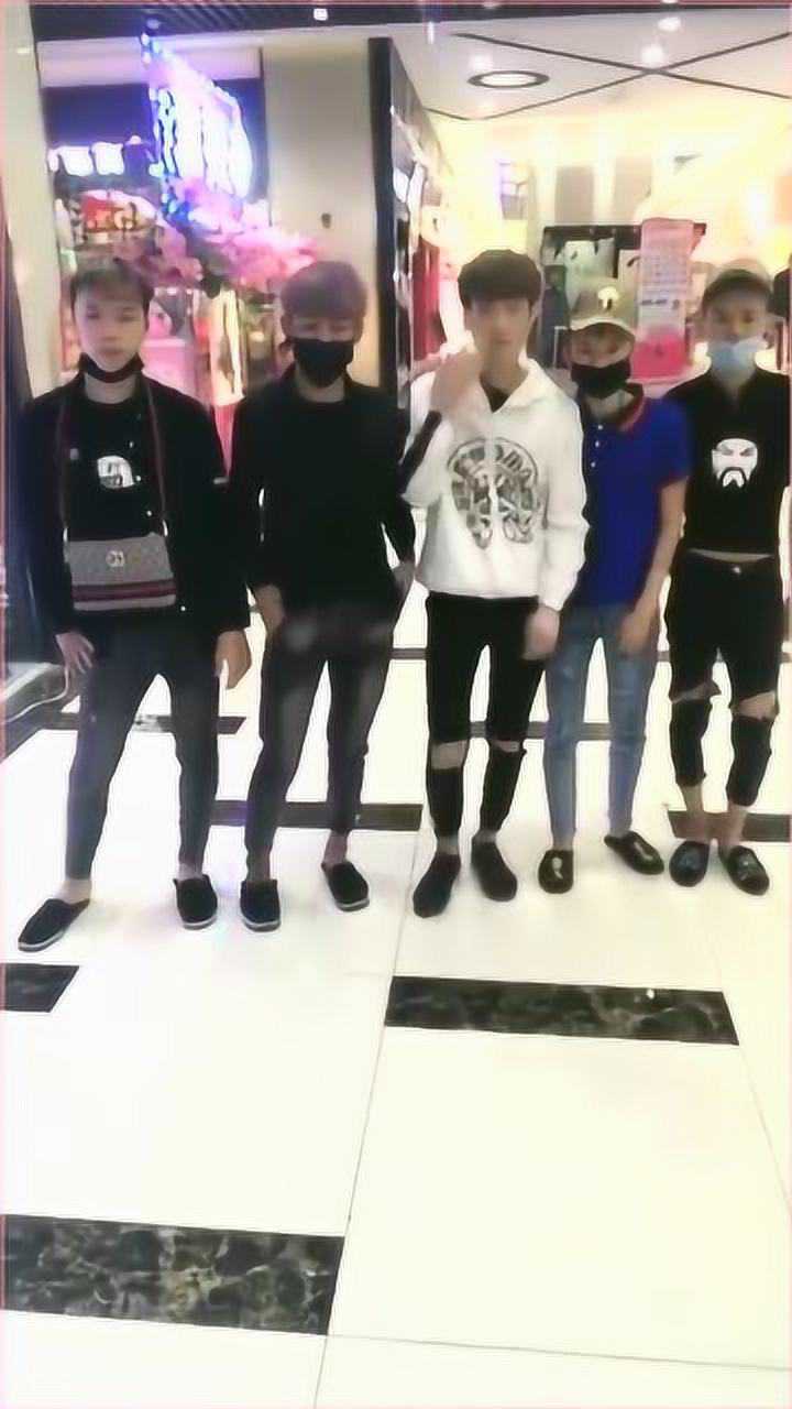 精神小伙兄弟几人约定出城市干一番大事业