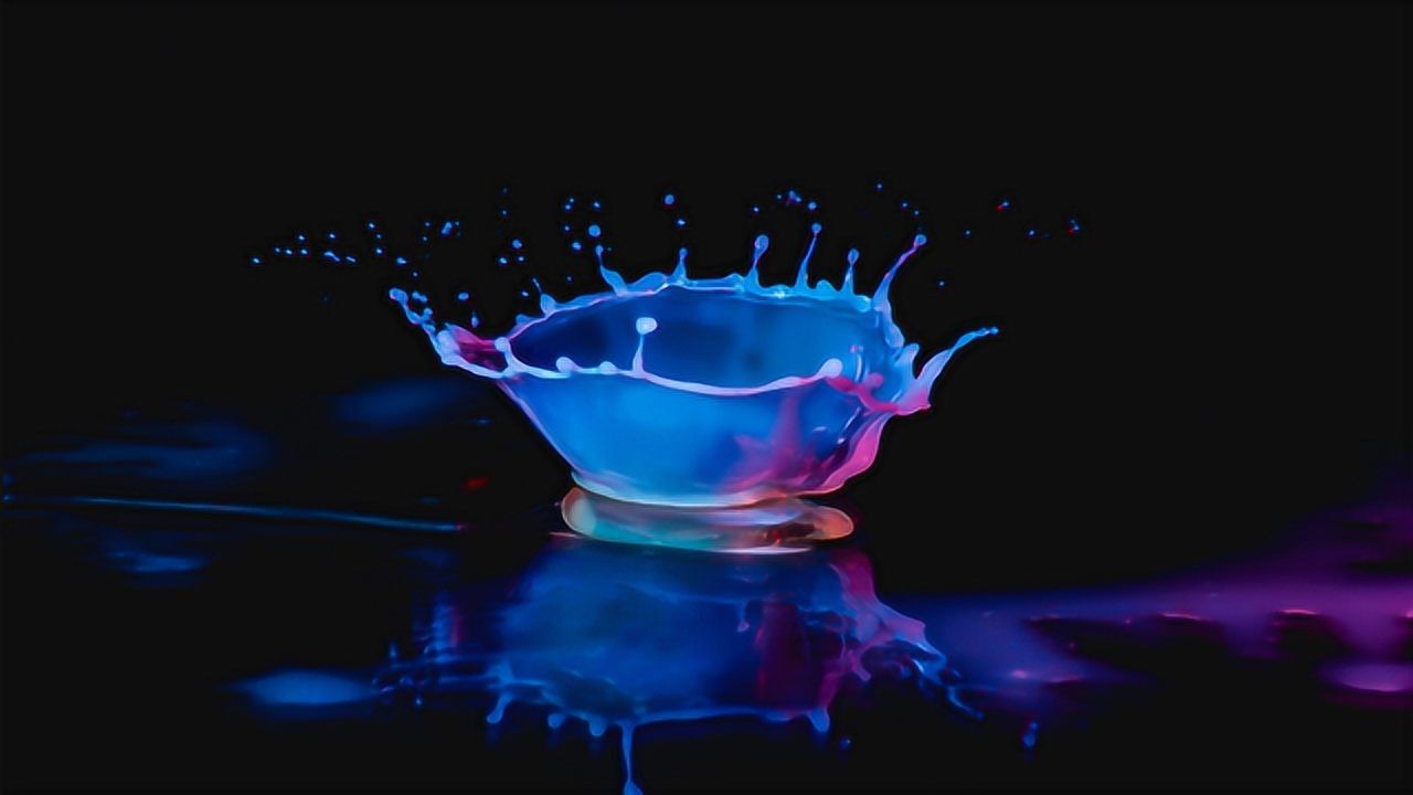 水滴是怎样融入水面的？每秒7000帧慢放镜头，这才是惊艳的开始！_高清