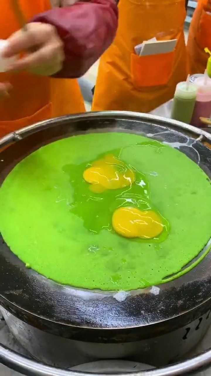 我觉得这个果蔬煎饼果子的精髓,是最后的辣条