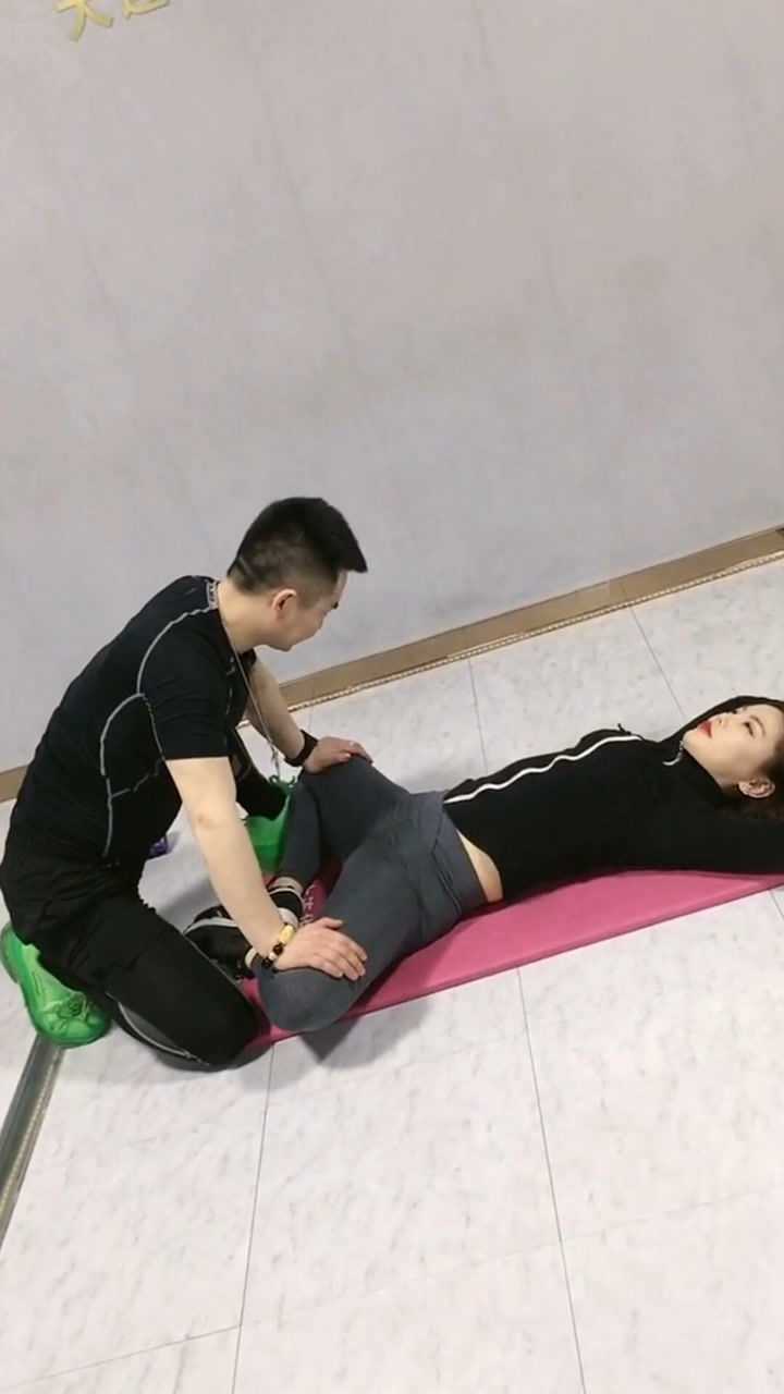 课堂随拍,帮新学员压胯拉伸中