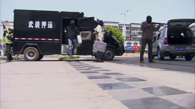 终极证据:交警听到枪声立刻赶往现场,不料歹徒抢劫钞车攻势太猛