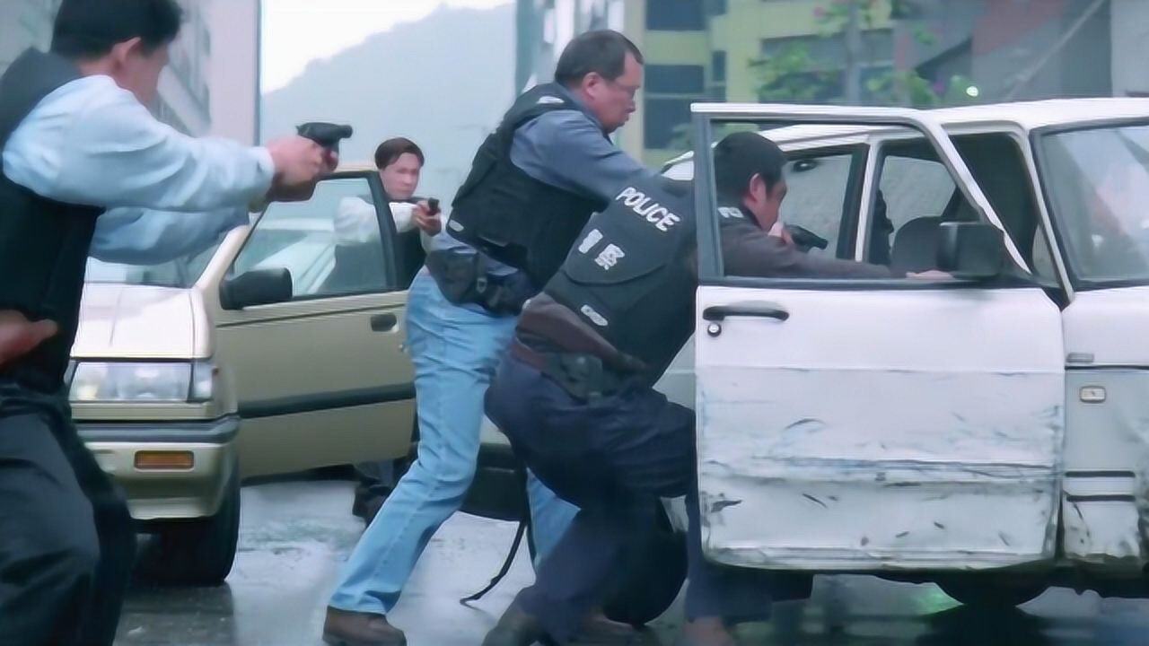 刘青云任达华主演非常突然街上包围悍匪车辆直接击毙