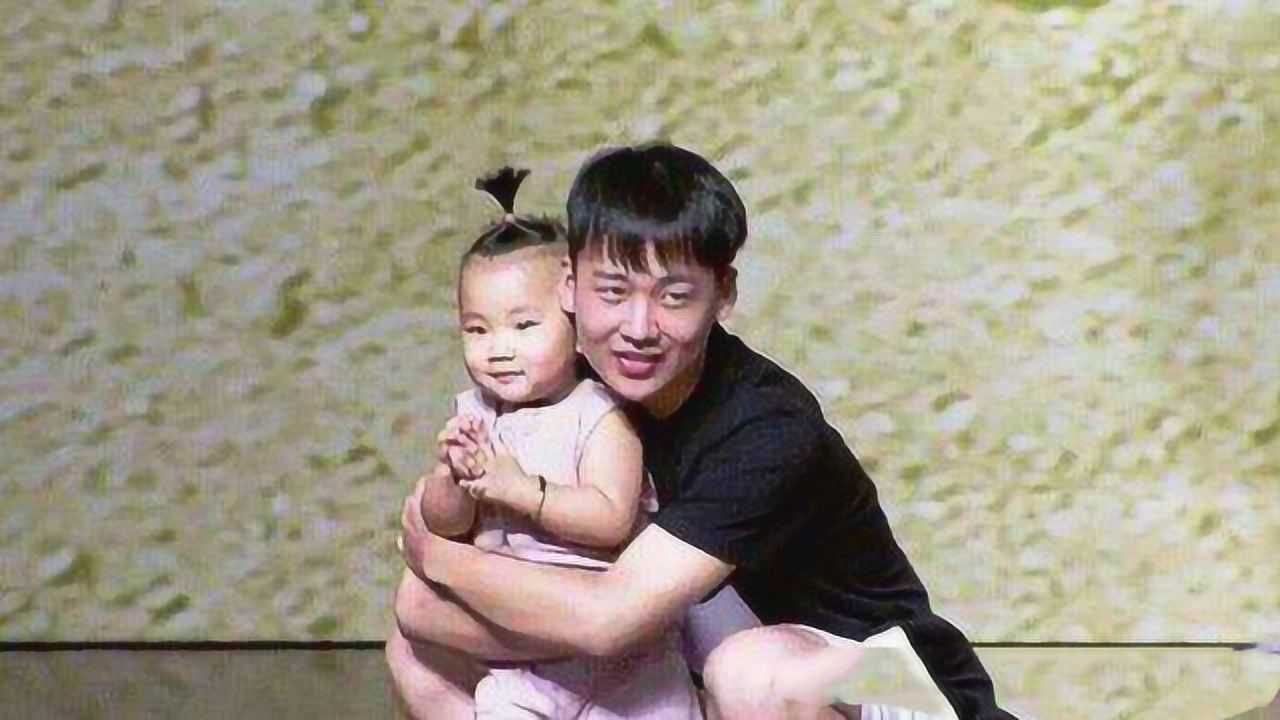 郭德纲有多宠娃首次带二儿子登台亮相满脸的宠溺