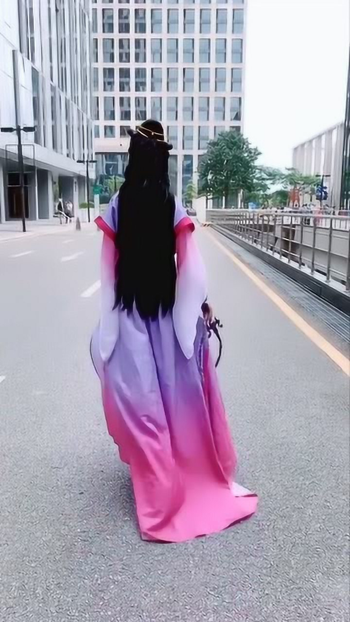 cos魔道祖师这虞夫人惹不起穿的好像是皮靴