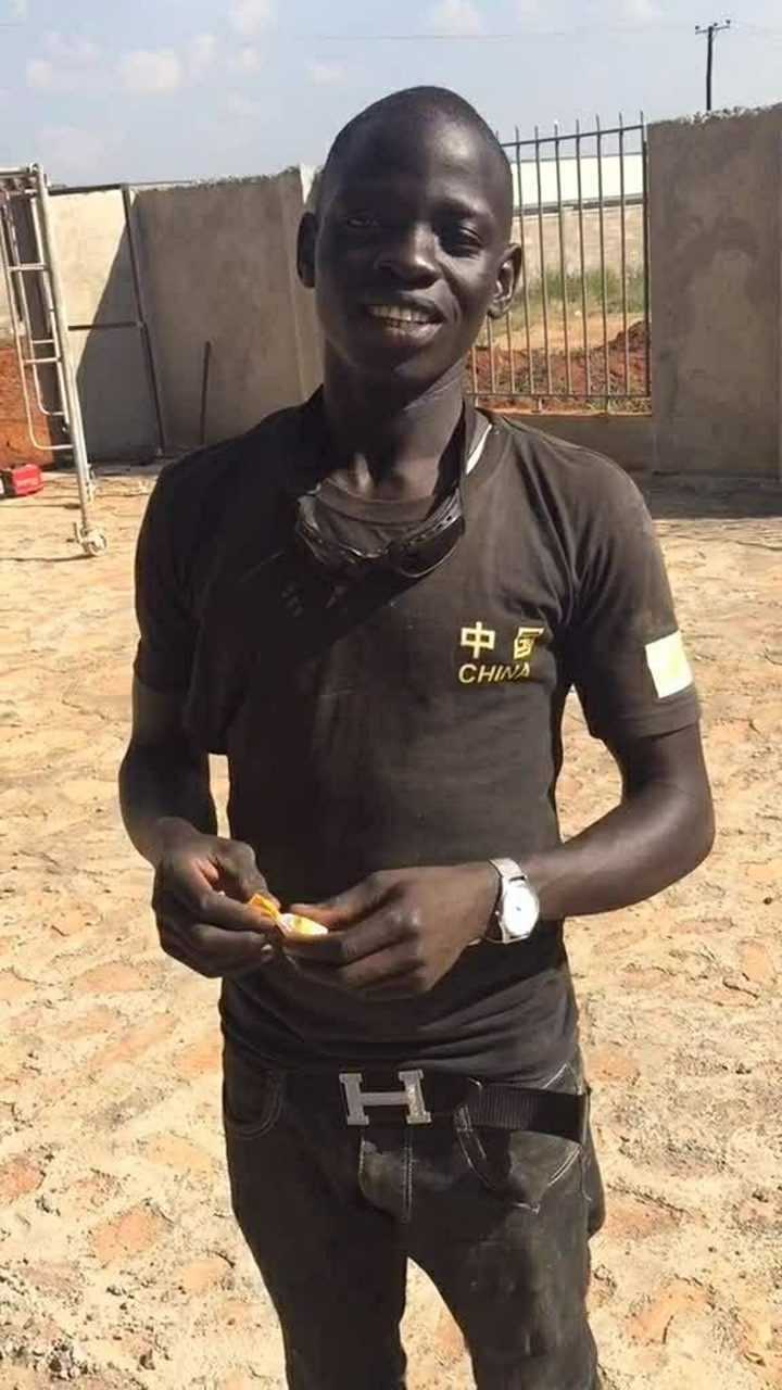 今天给黑哥几块糖,看把他乐的,非洲人很容易满足的