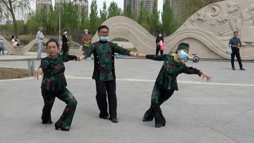 科尔沁区红太阳水兵舞团：辽河公园一日游实况。