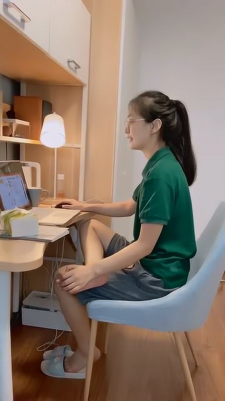 这就是你们的网课老师上课期间竟然抠脚还好被我发现了