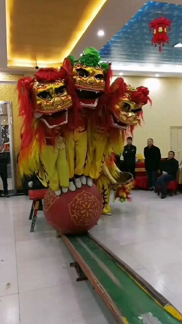 舞狮站在球上的表演太精彩了,感觉这种动作很危险