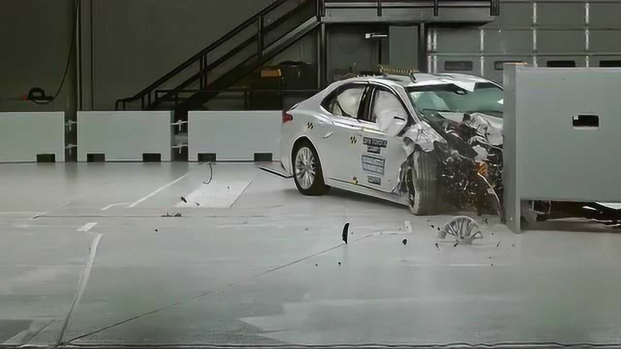凯美瑞中保研碰撞测试,侧面撞击的时候,真的是个致命打击啊