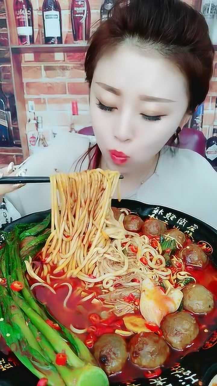 小姐姐又开启超辣模式,大口吃超辣米线,看着真过瘾