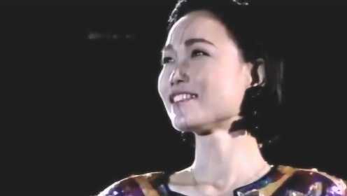 1992年中日歌会，中日歌手的首席代表毛阿敏和五轮真弓压轴献唱