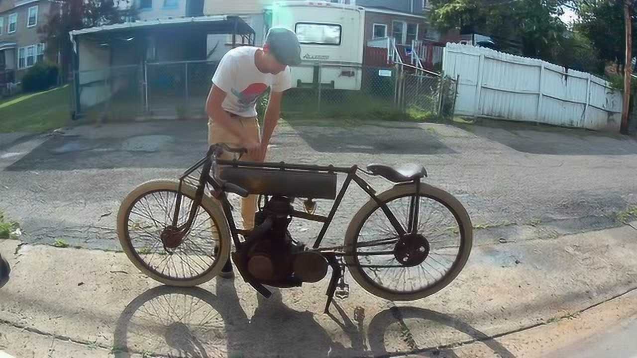 破破烂烂的二八大杠改装的自行车摩托,骑起来很拉风