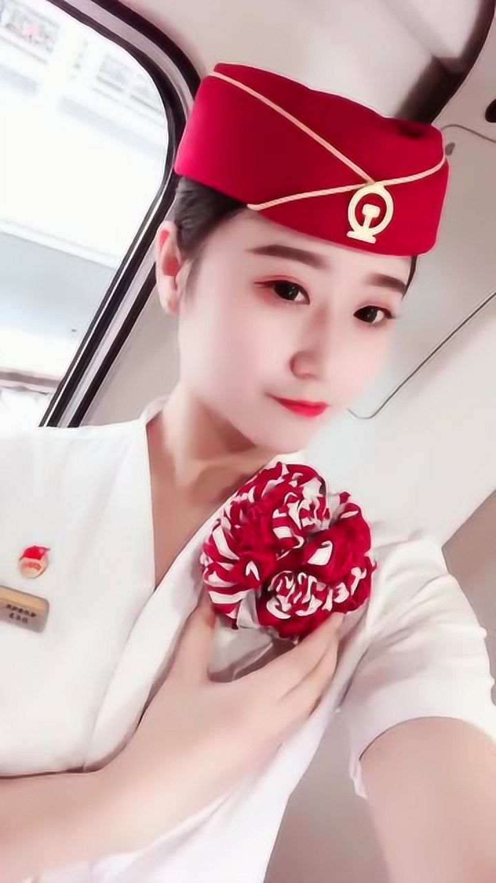 高铁上的乘务员小姐姐,自拍的样子果然没让我失望