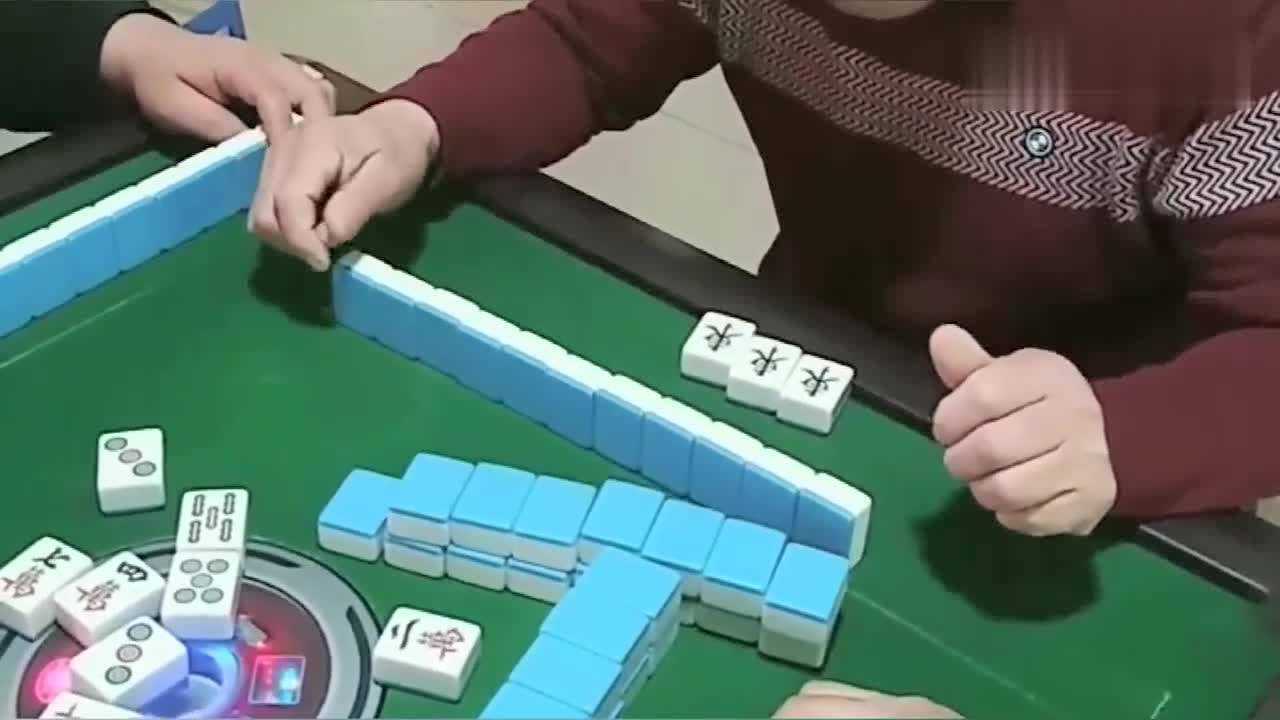 玩个麻将两人打配合各种对暗号很快就胡了清一色真是人才