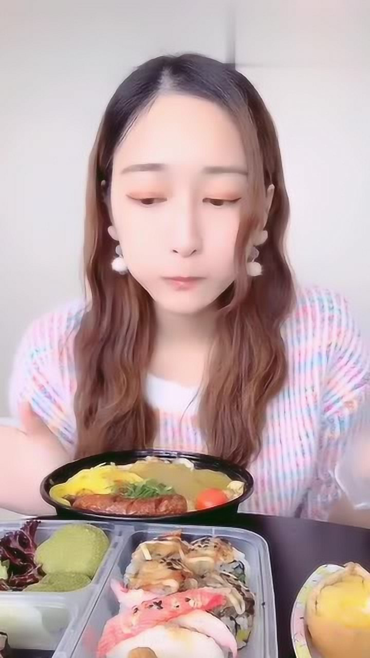 网红吃播晴子小姐姐直播吃得好丰盛网友贫穷限制了我的想象