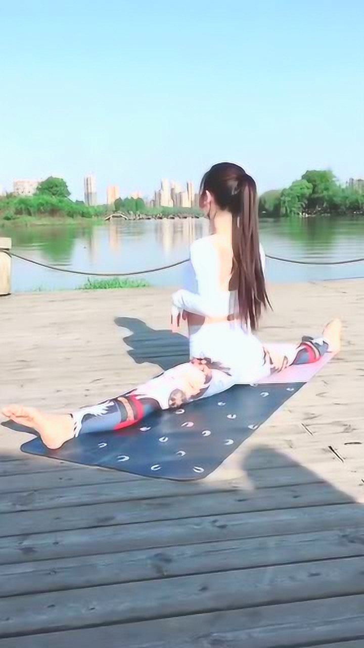 河边遇到的瑜伽美女这背影我承认心动了