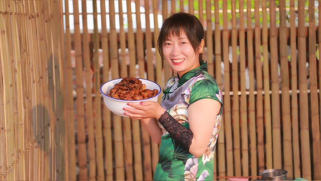 农村小媳妇亲自下厨做一道东北名菜小鸡炖蘑菇味道太香了