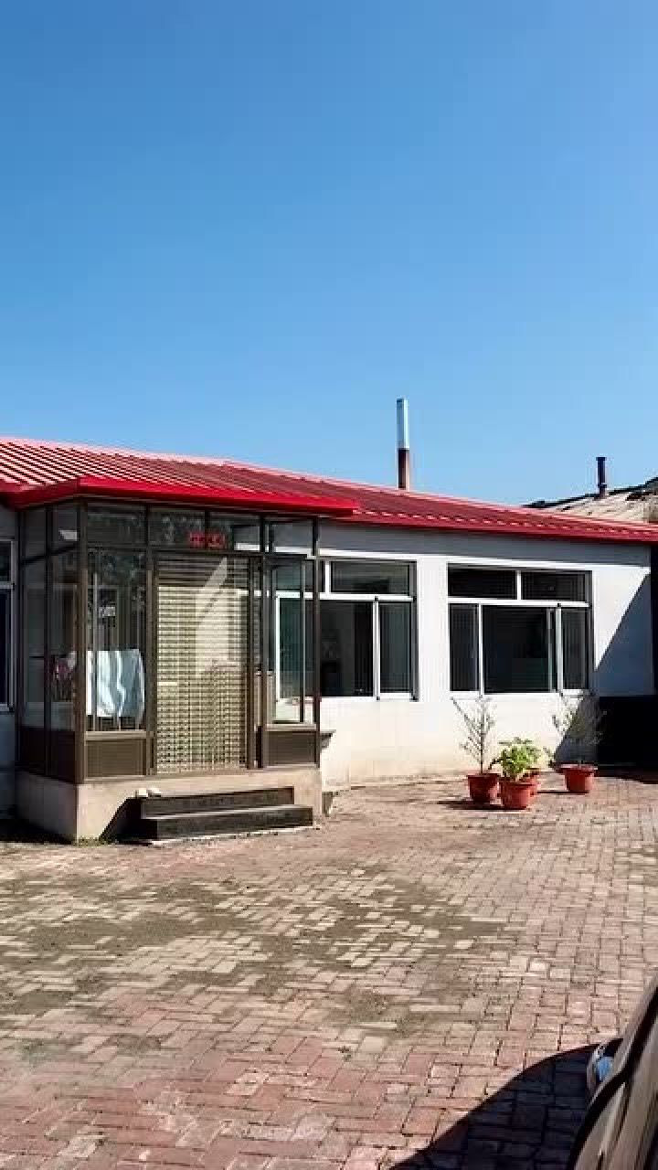 这就是东北的农村,简单的小平房,院子非常大