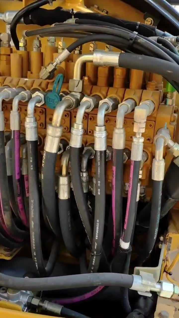 挖掘机的管路非常复杂,更换的时候一定要记清楚