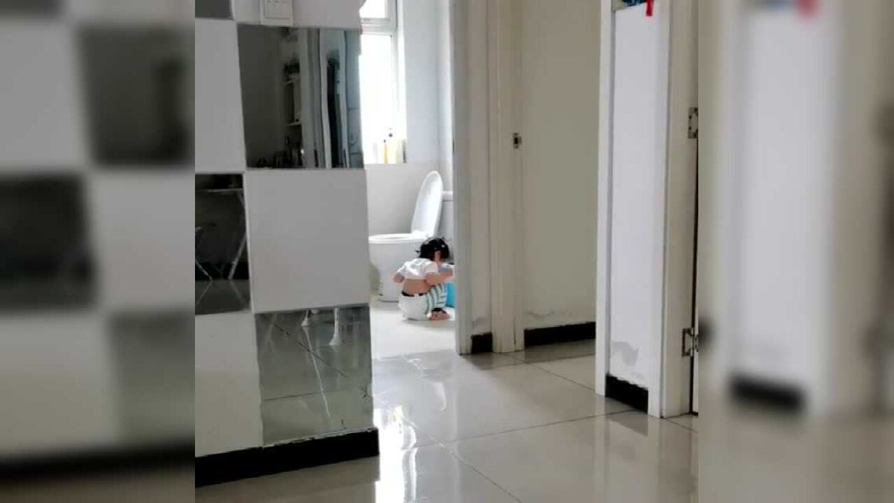 女儿刚睡醒跑着去小便，尿完才发现自己穿着尿不湿，瞬间就懵了_高清