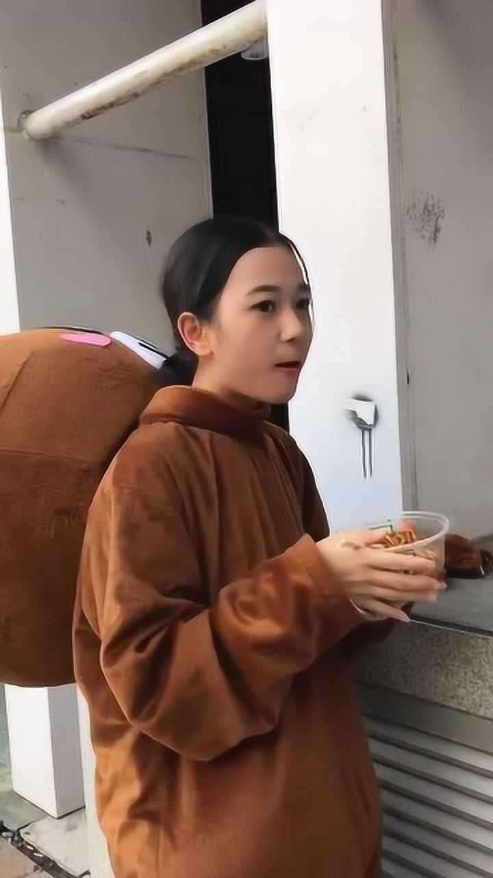 小小如身穿网红熊衣服真是太可爱了看得让人心动