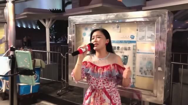 街头艺人妮娅演唱《渡红尘》歌声悦耳动听,引人围观