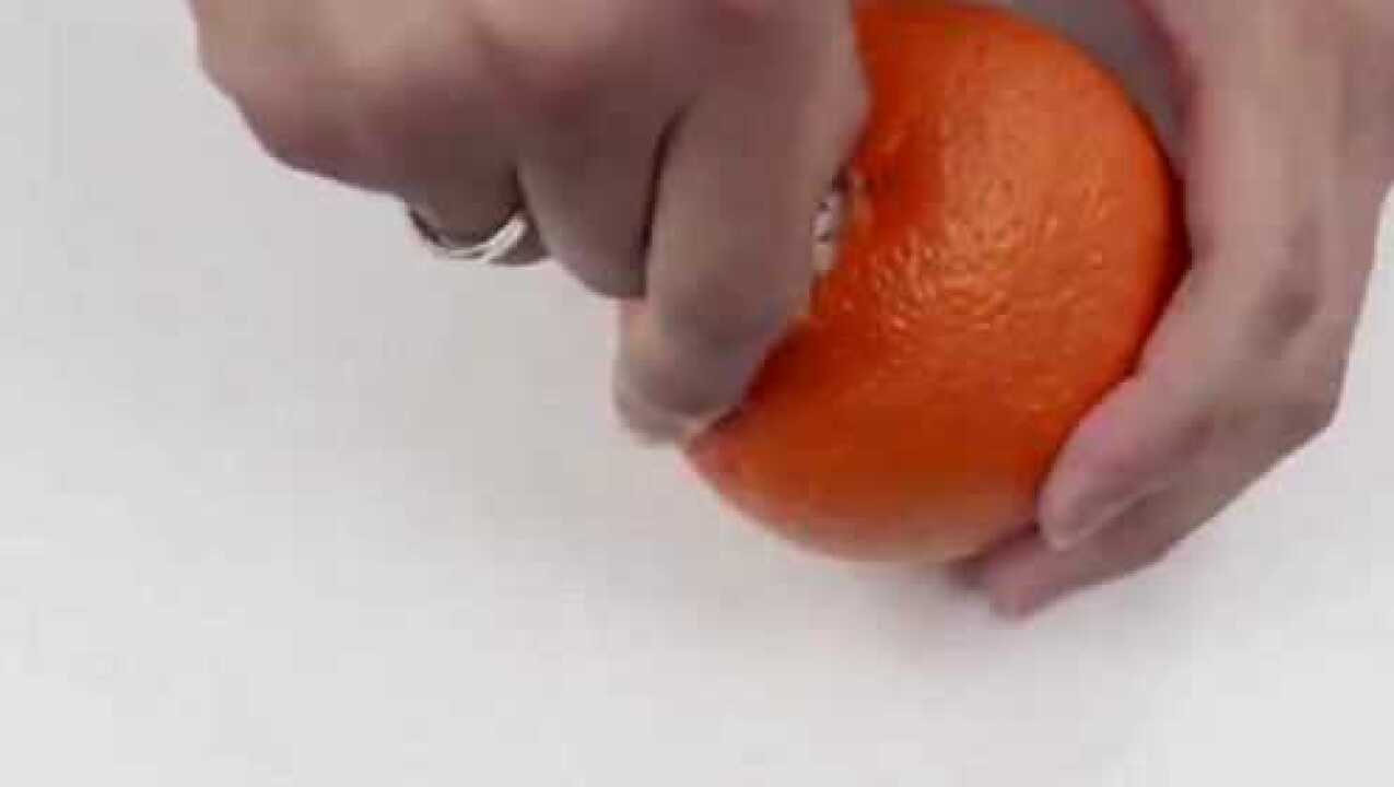 【HowTo】教你剥皮妙招，用这种方法轻松剥开橘子皮，简单易学不脏手_橘子皮难剥，用这种方法轻松剥开橘子皮，而且剥完后手还是干净的！_高清 ...