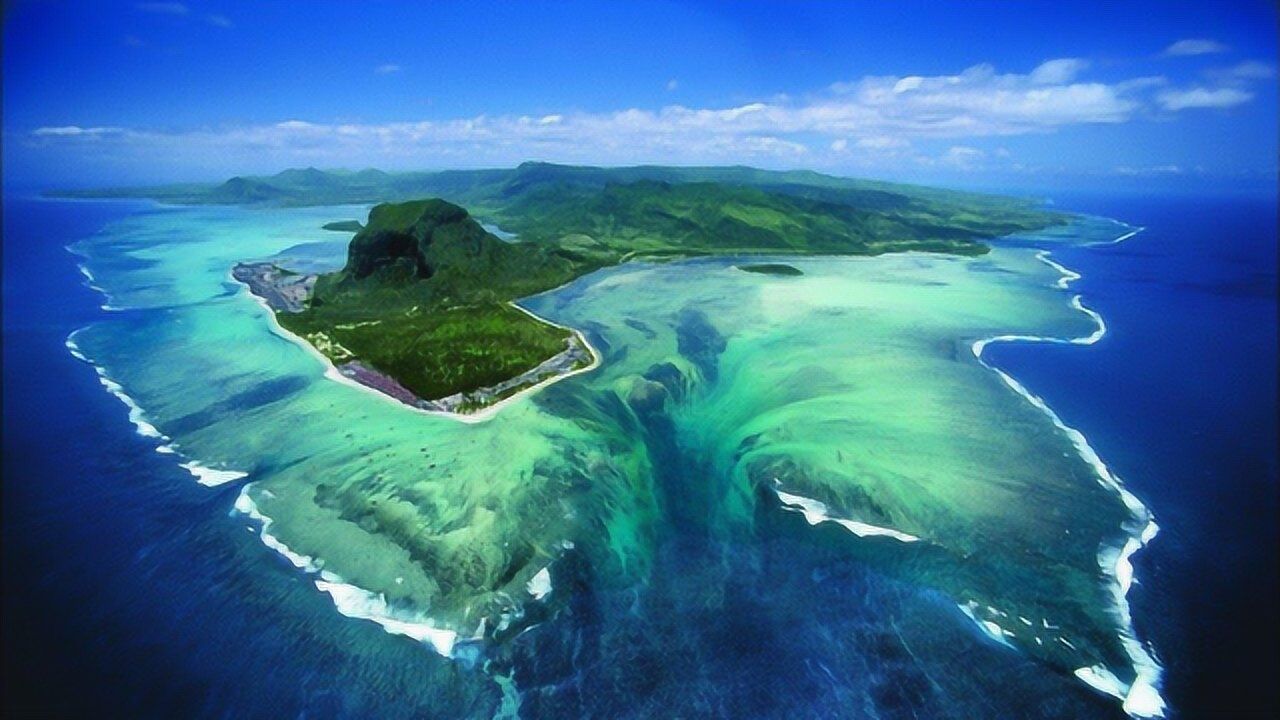 大海中的奇特景色,壮观的海底瀑布,看起来好像一个无底洞