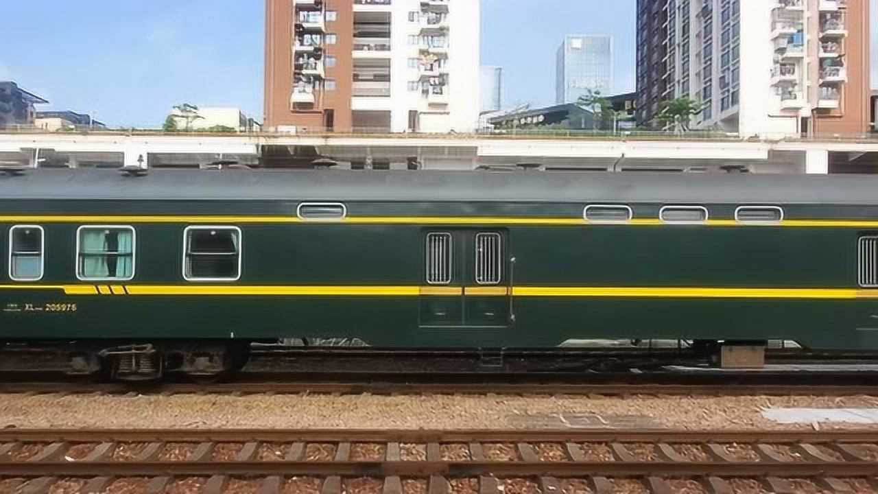 在深圳西火车站坐火车,欣赏火车站一列列美丽的新一代绿皮火车