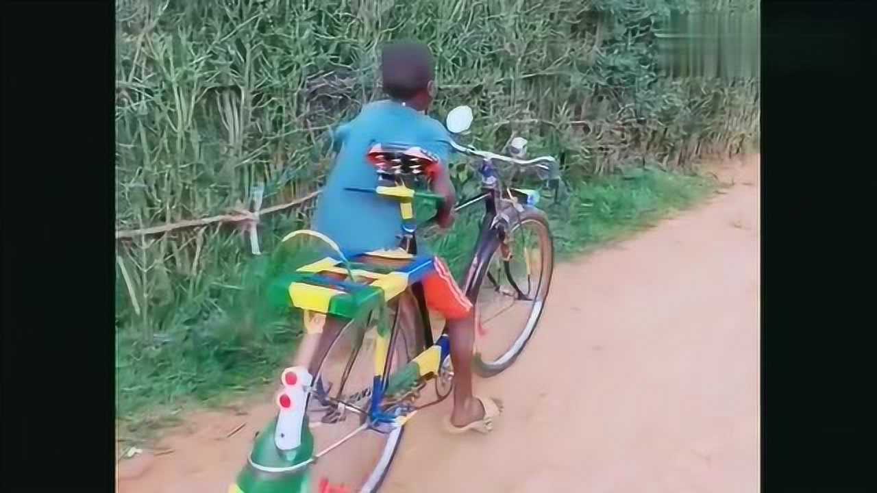 童年的回忆非洲小孩学骑二八大杠自行车你还记得摔倒多少次吗