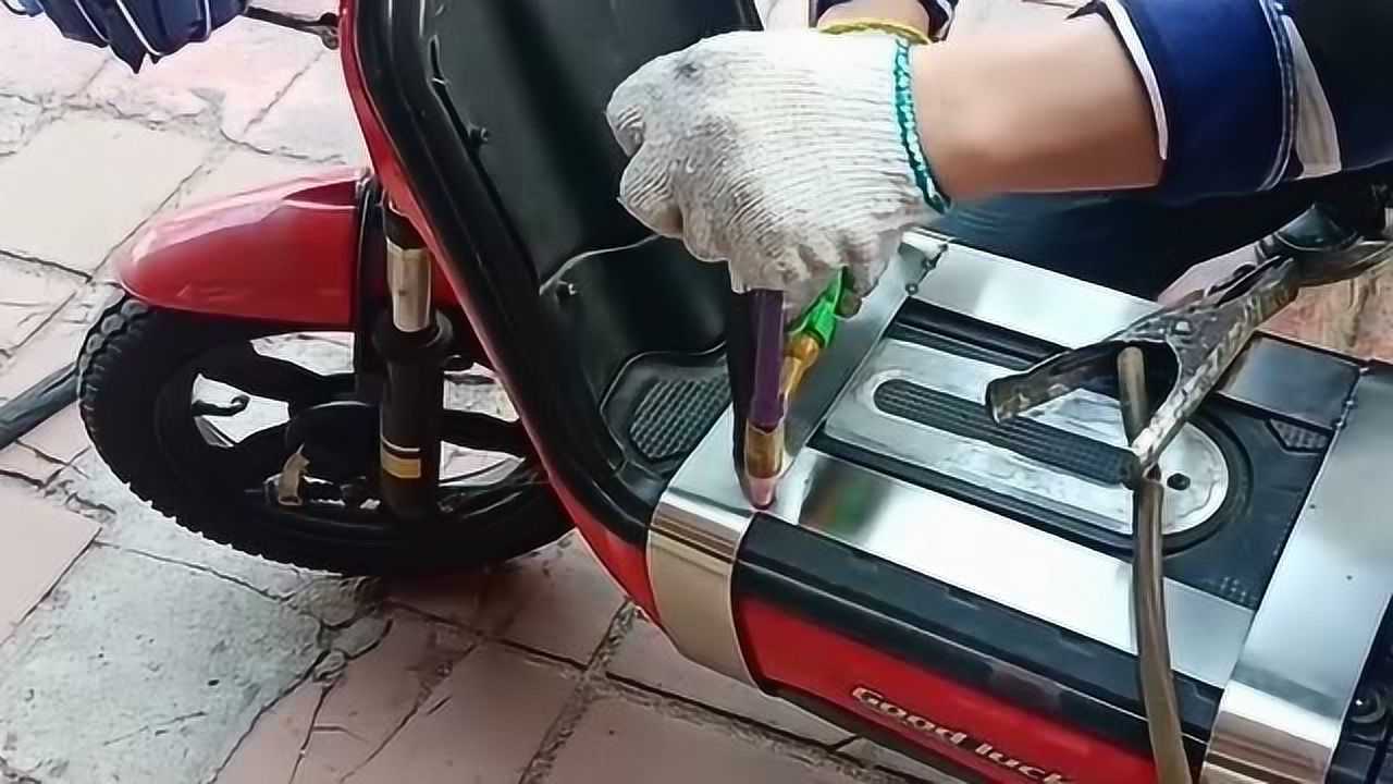 二叔防止电动车上的电瓶被偷,居然用铁片牢牢焊上,估计是小瞧小偷智商