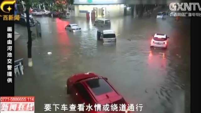 道路积水成河,沿街车辆全部遭殃