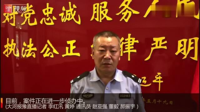 平顶山:一男子拿大锤砸银行ATM机,太专注!被民警围住都没发现