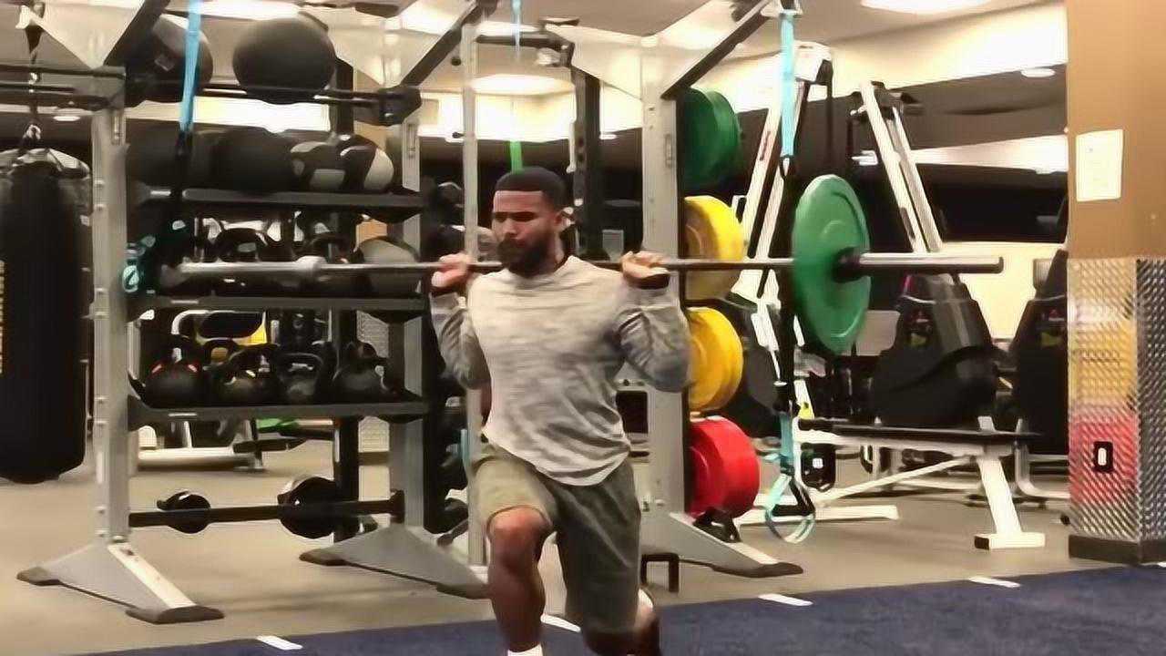 健身房的黑人教练这体力简直太棒了难怪可以月薪两万