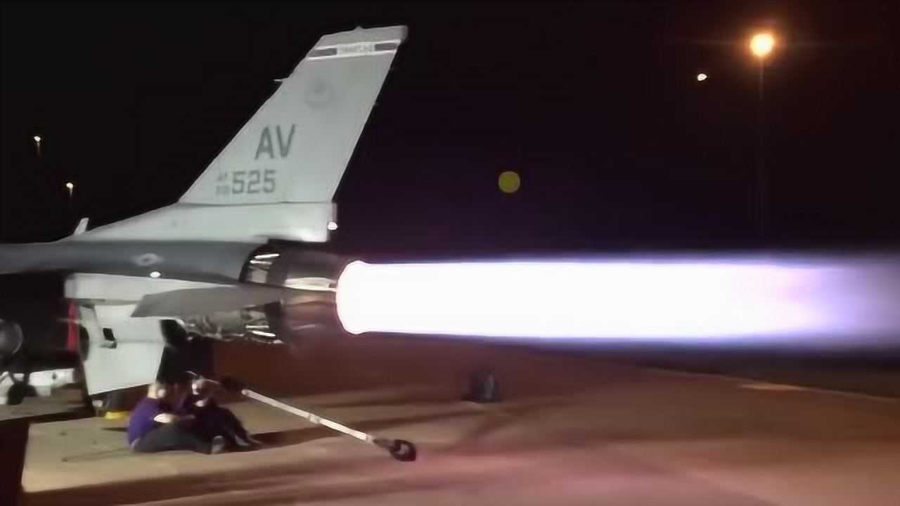 飞机喷射器喷发出火焰的那一刻太炫酷了要耗尽多少燃料才能出现这样的